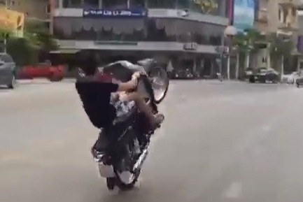 'Quai xe' boc dau xe may tai khu du lich Ha Long hinh anh