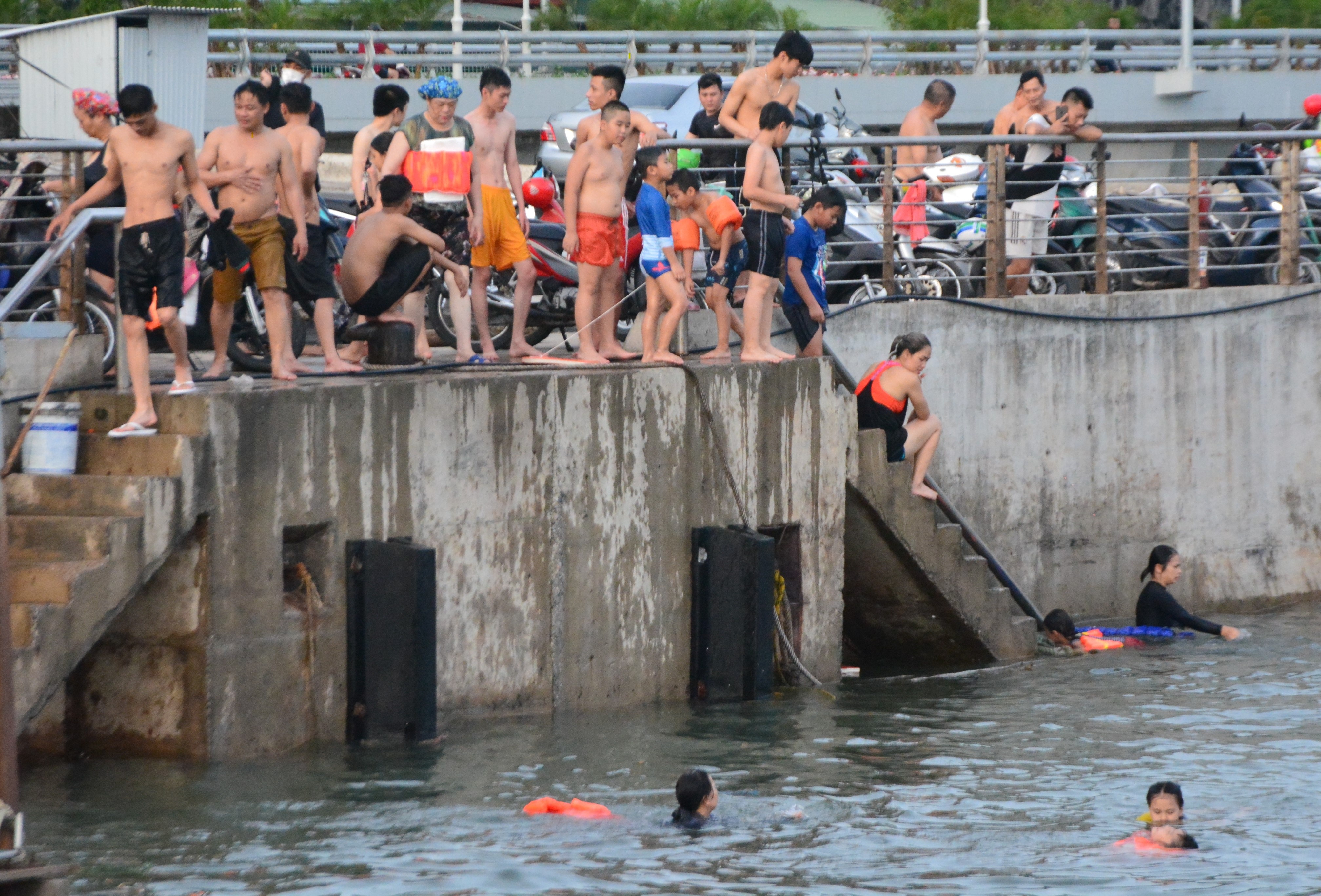 Nguoi dan tam o bai tu phat bat chap nguy hiem hinh anh