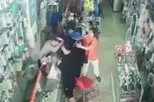 Nguoi phu nu bi giat toc keo len oto hinh anh