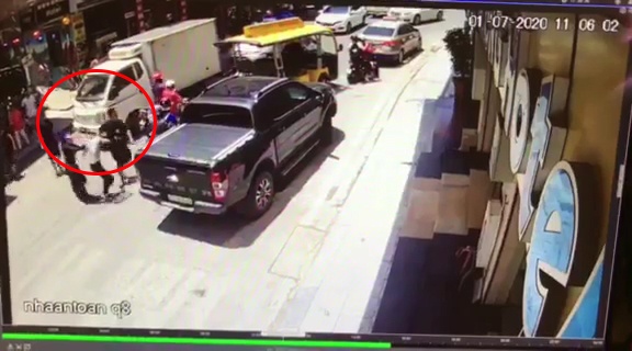 Mot phu nu bi hanh hung, bat di giua ban ngay hinh anh