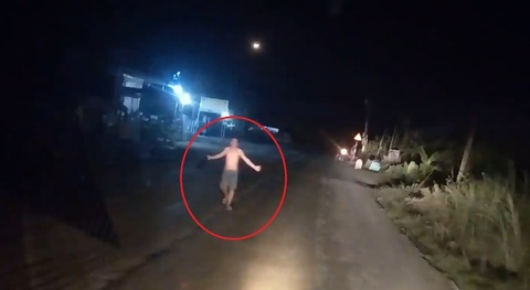 Xe khach limousine dam nguoi di bo tu vong hinh anh