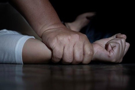 10X ru be gai 13 tuoi vao nha nghi hinh anh