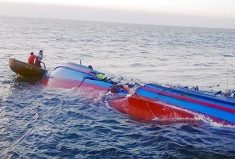 Tau ca cho 5 thuyen vien bi dam tren bien hinh anh