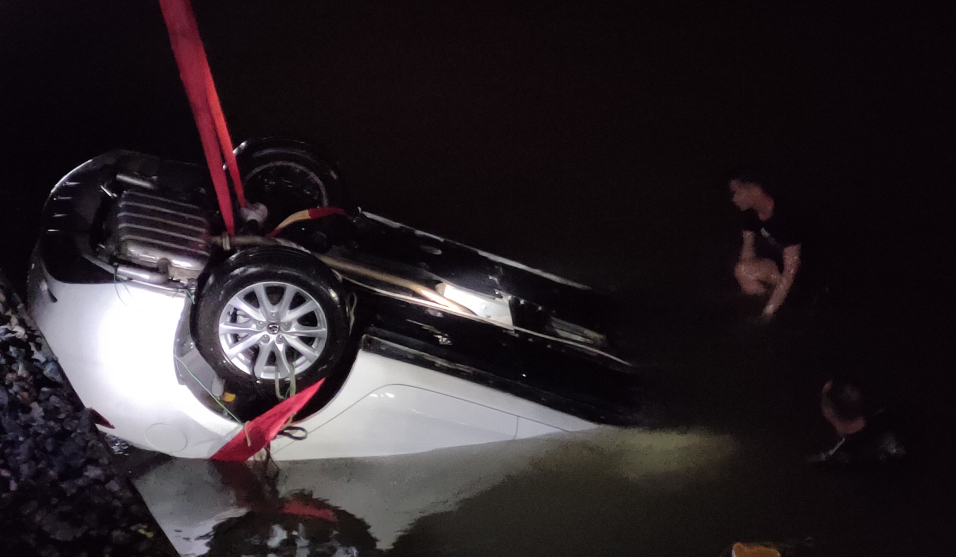 Vu oto lao xuong bien: Nan nhan thu 4 duoc nguoi nha xin ve hinh anh