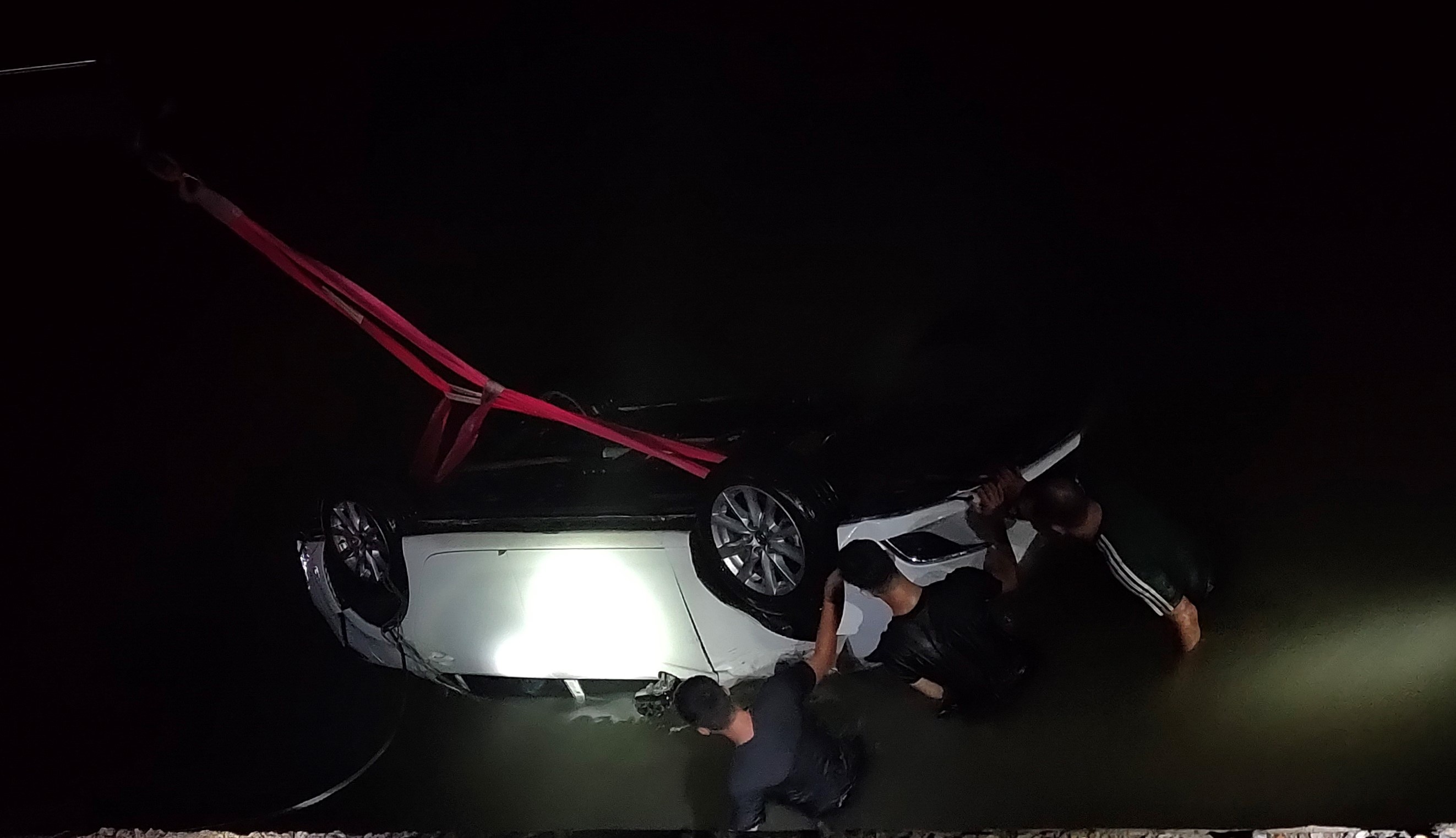 Oto lao xuong bien, 4 nguoi nguy kich hinh anh