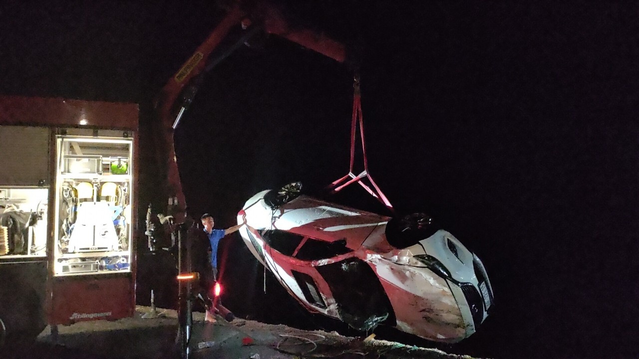 Vu oto lao xuong bien: 3 nguoi tu vong trong dem hinh anh