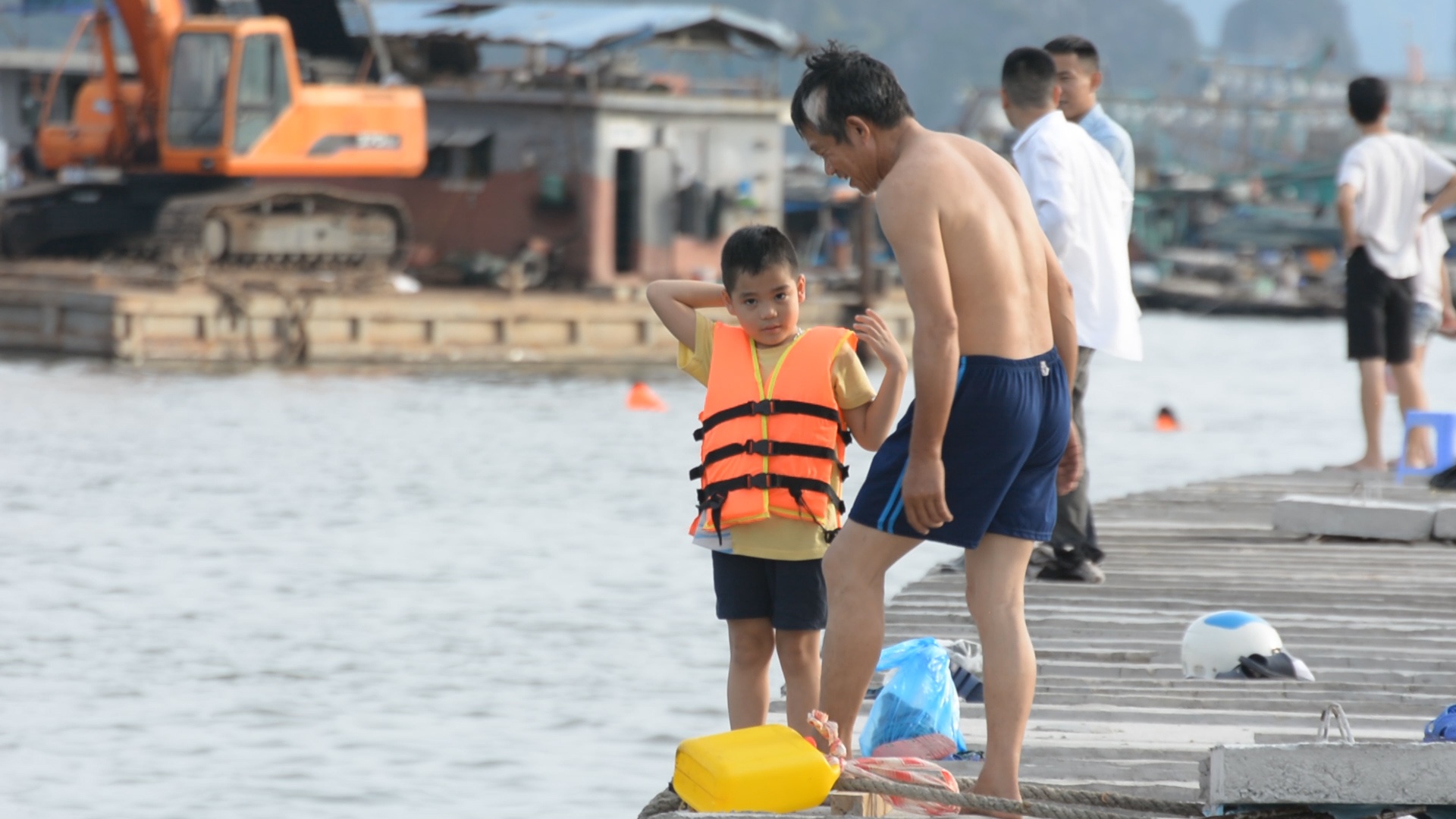 Dua tre nho vao cong truong de tam bien hinh anh