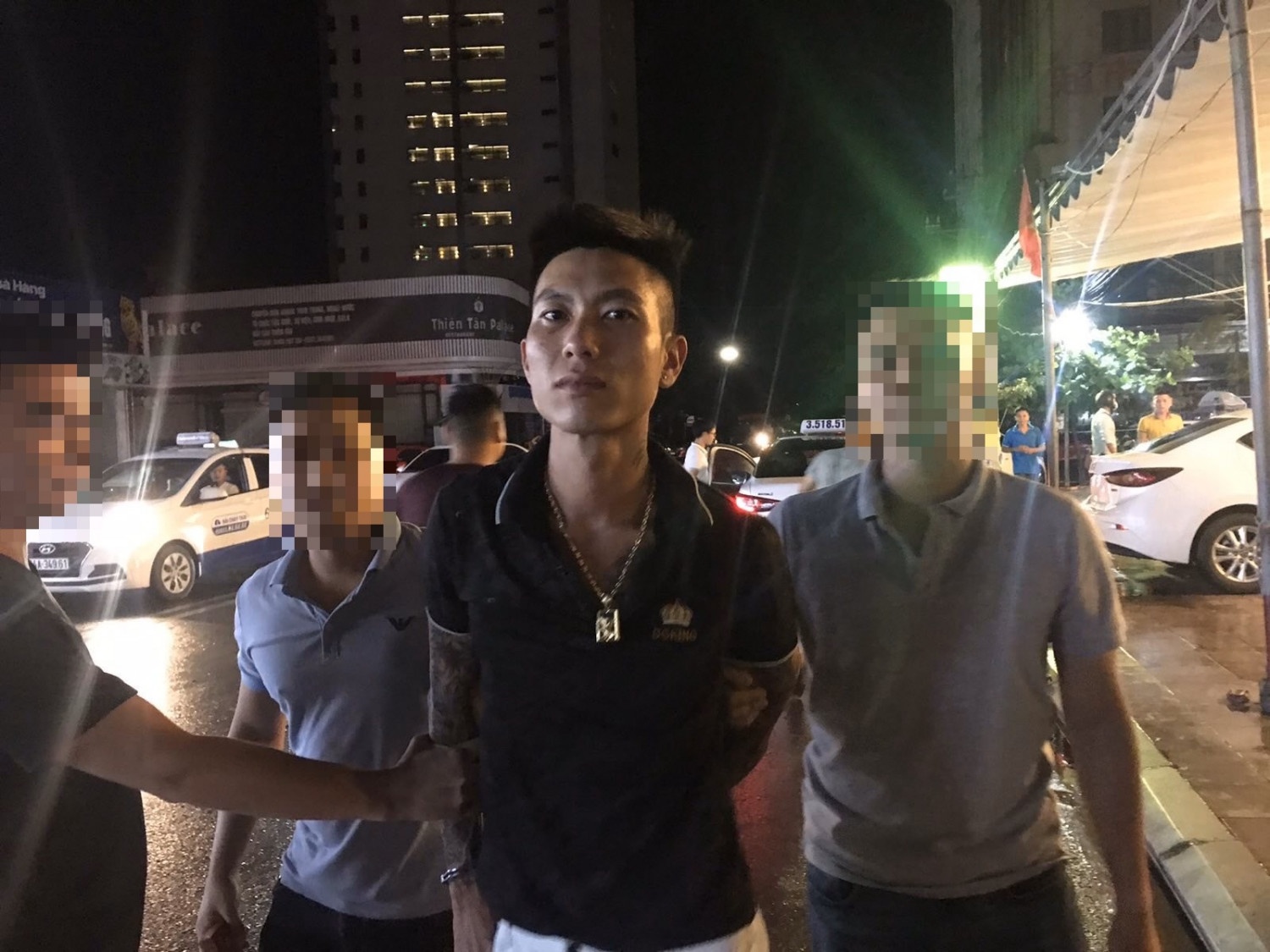 Bat ga 9X tra tan 2 be gai trong nha nghi hinh anh