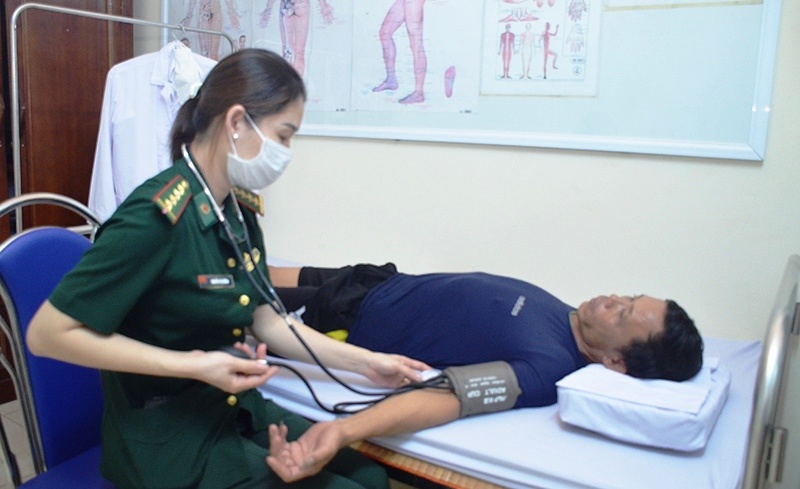 Tau bien gay lam doi,  9 thuyen vien roi xuong bien anh 1