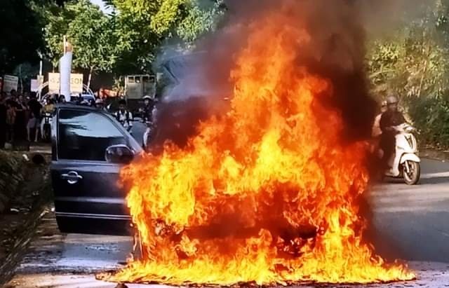 Xe hop boc chay, 4 nguoi thoat chet hinh anh