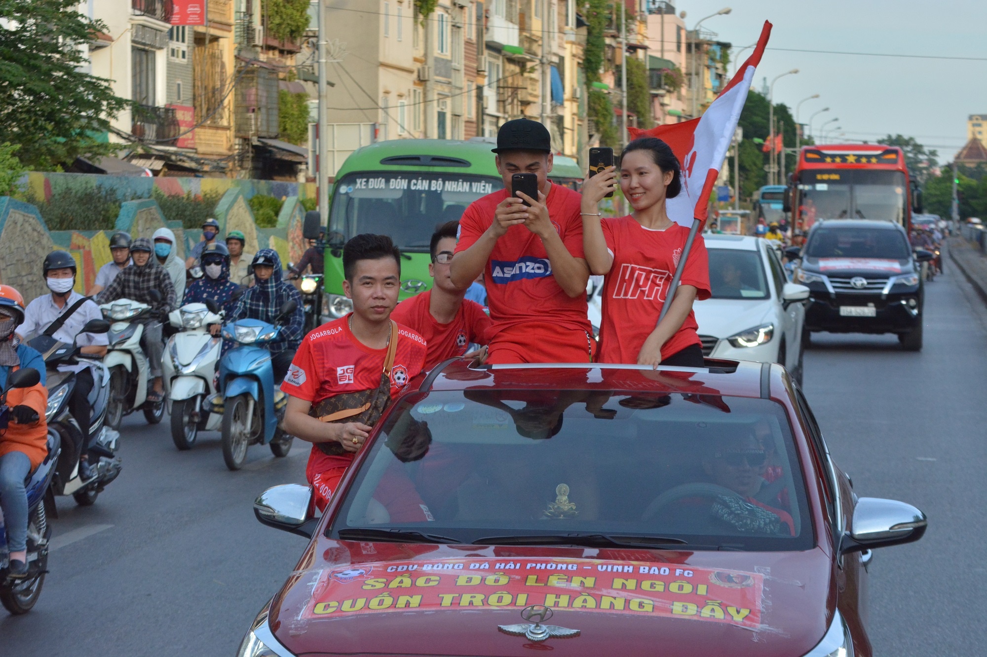 CDV Hai Phong dot phao sang tren duong pho Ha Noi hinh anh