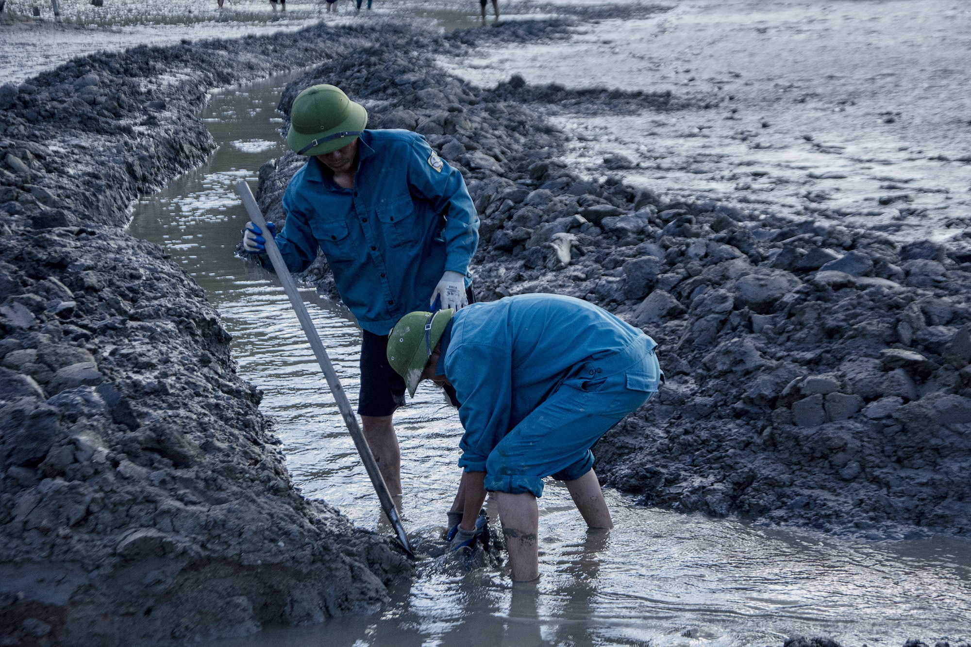 Dao 1.000 met kenh dua nuoc ve Ha Long hinh anh