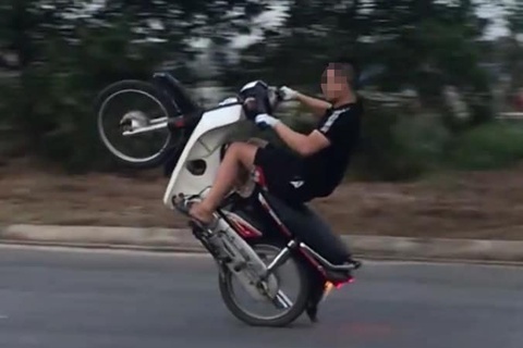 2 nam sinh boc dau xe may bi phat hon 12 trieu hinh anh