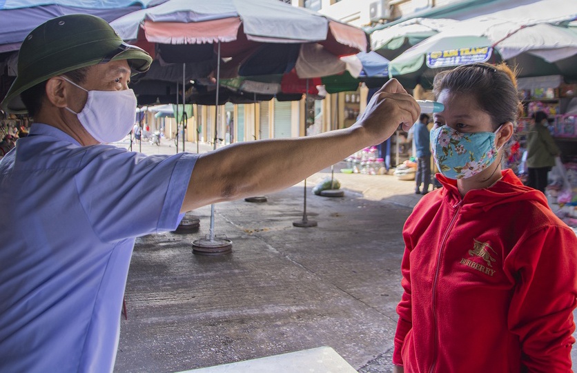 Nguoi dan ra, vao cho o Quang Ninh bi kiem soat ra sao trong mua dich? hinh anh