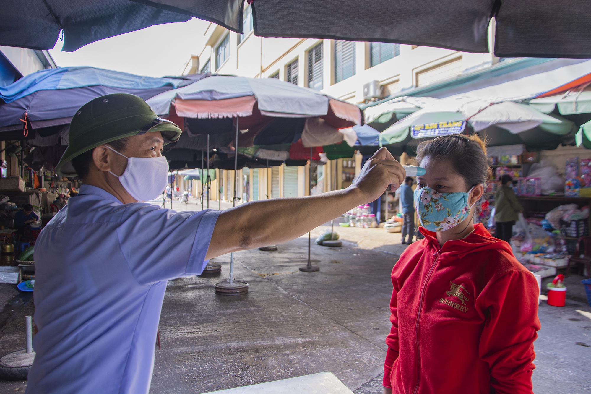 Deo khau trang noi cong cong anh 7