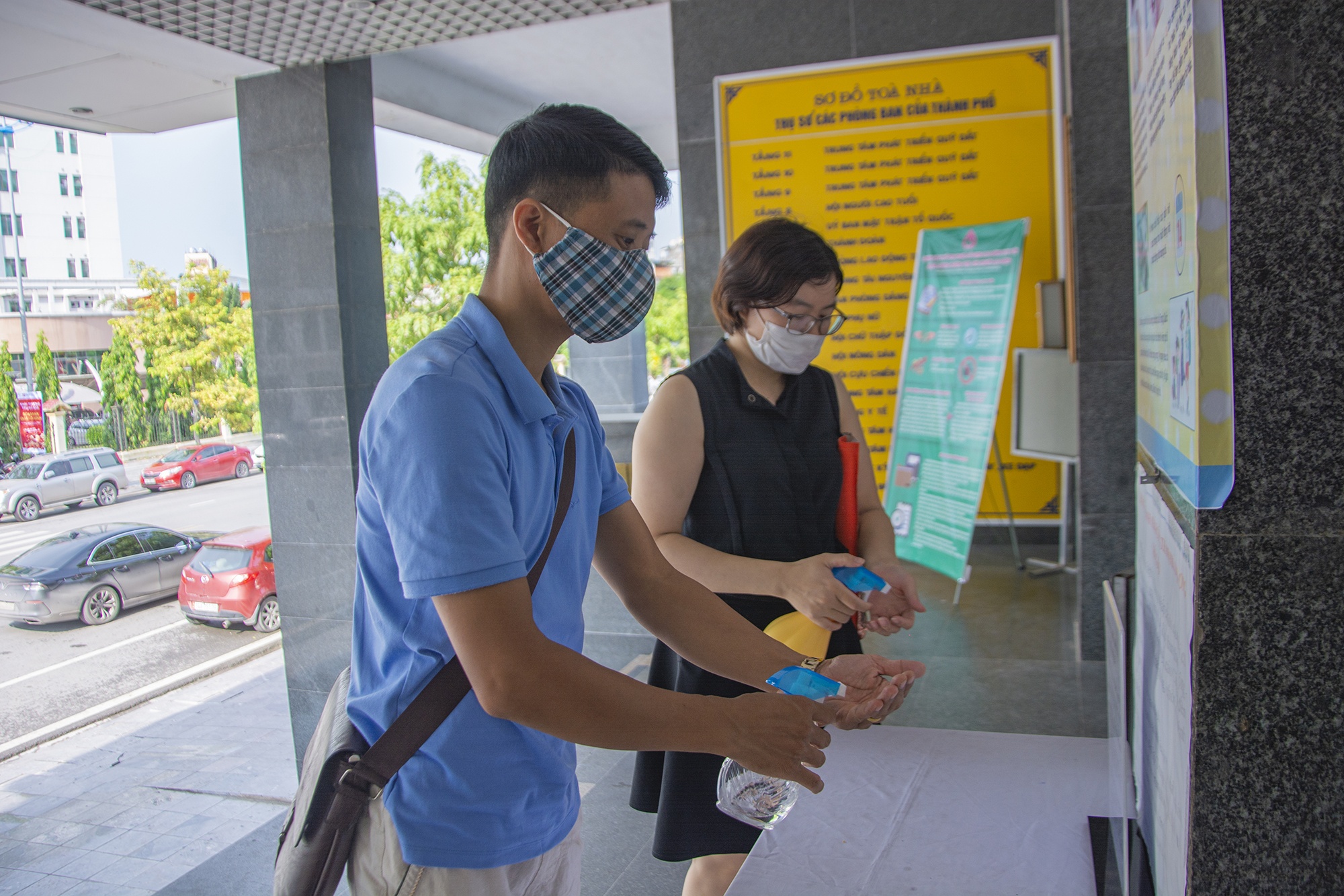 Deo khau trang noi cong cong anh 3