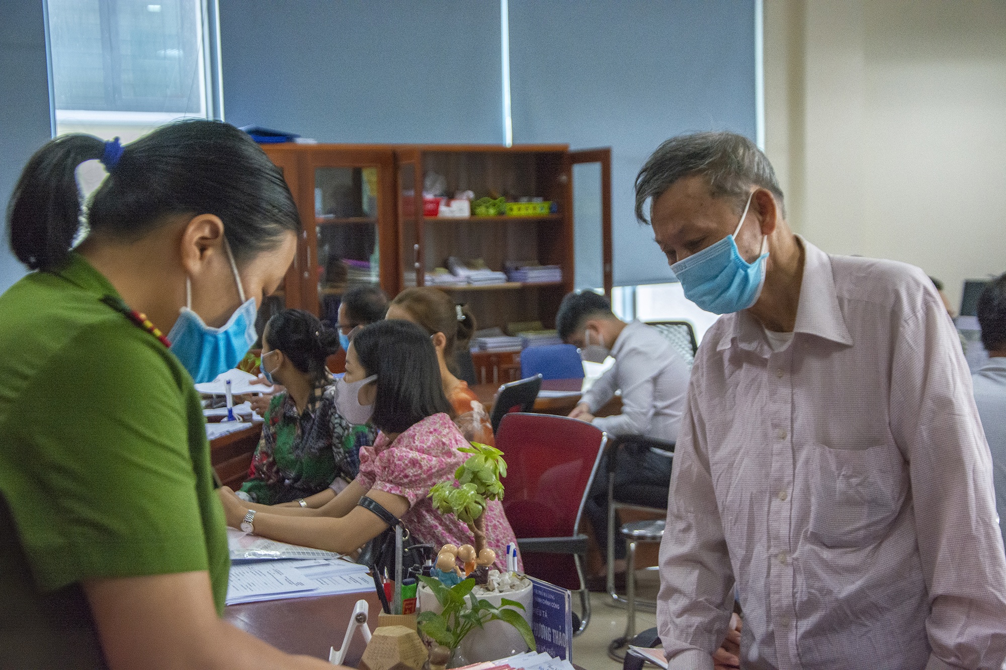 Deo khau trang noi cong cong anh 4