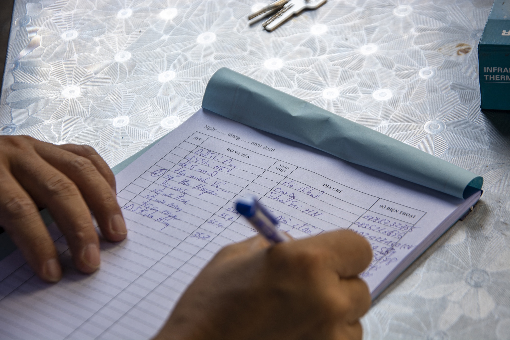 Deo khau trang noi cong cong anh 8