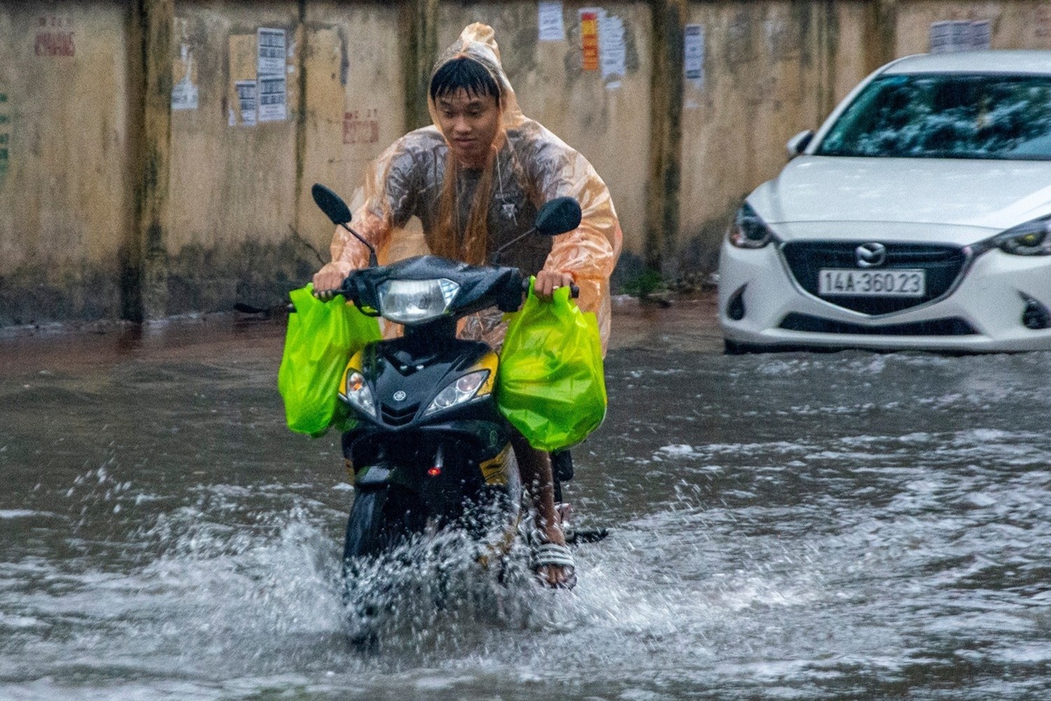 Nguoi dan Ha Long loi nuoc ve nha sau mua bao hinh anh