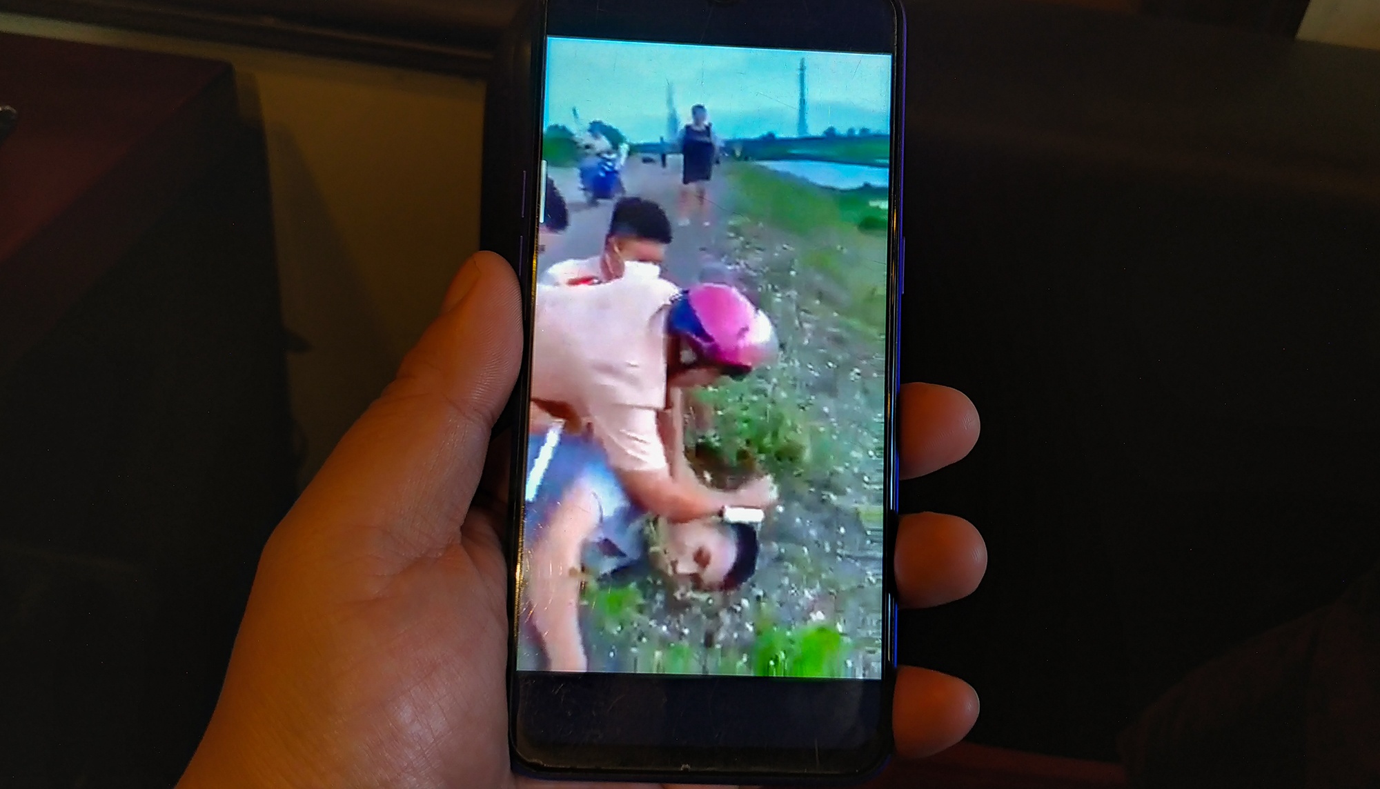 Tam dinh chi cong tac can bo CSGT dam lai xe anh 1