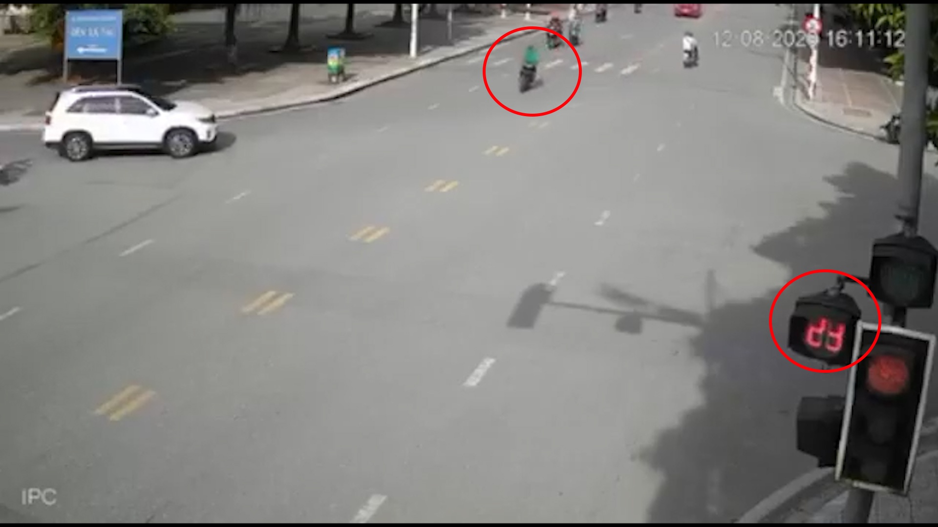 Nguoi dan ong nga bat tinh do vuot den do hinh anh