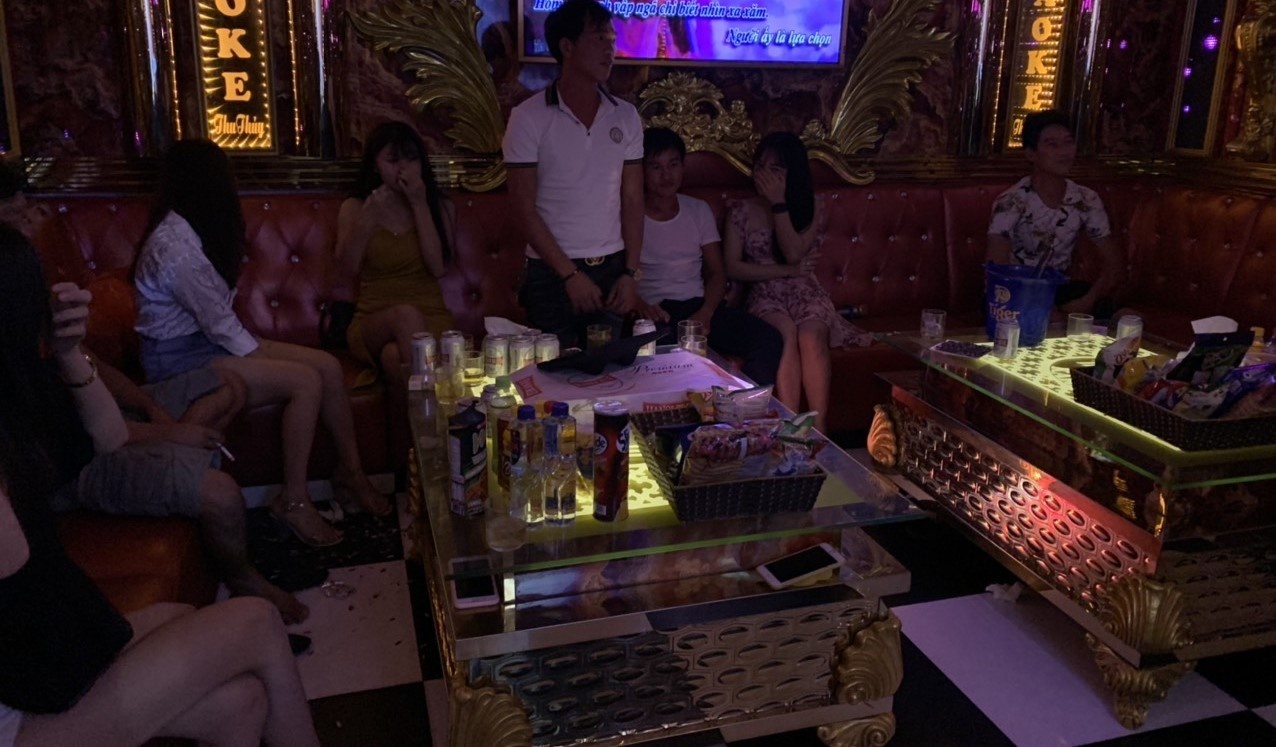 Quan karaoke don khach giua dich hinh anh