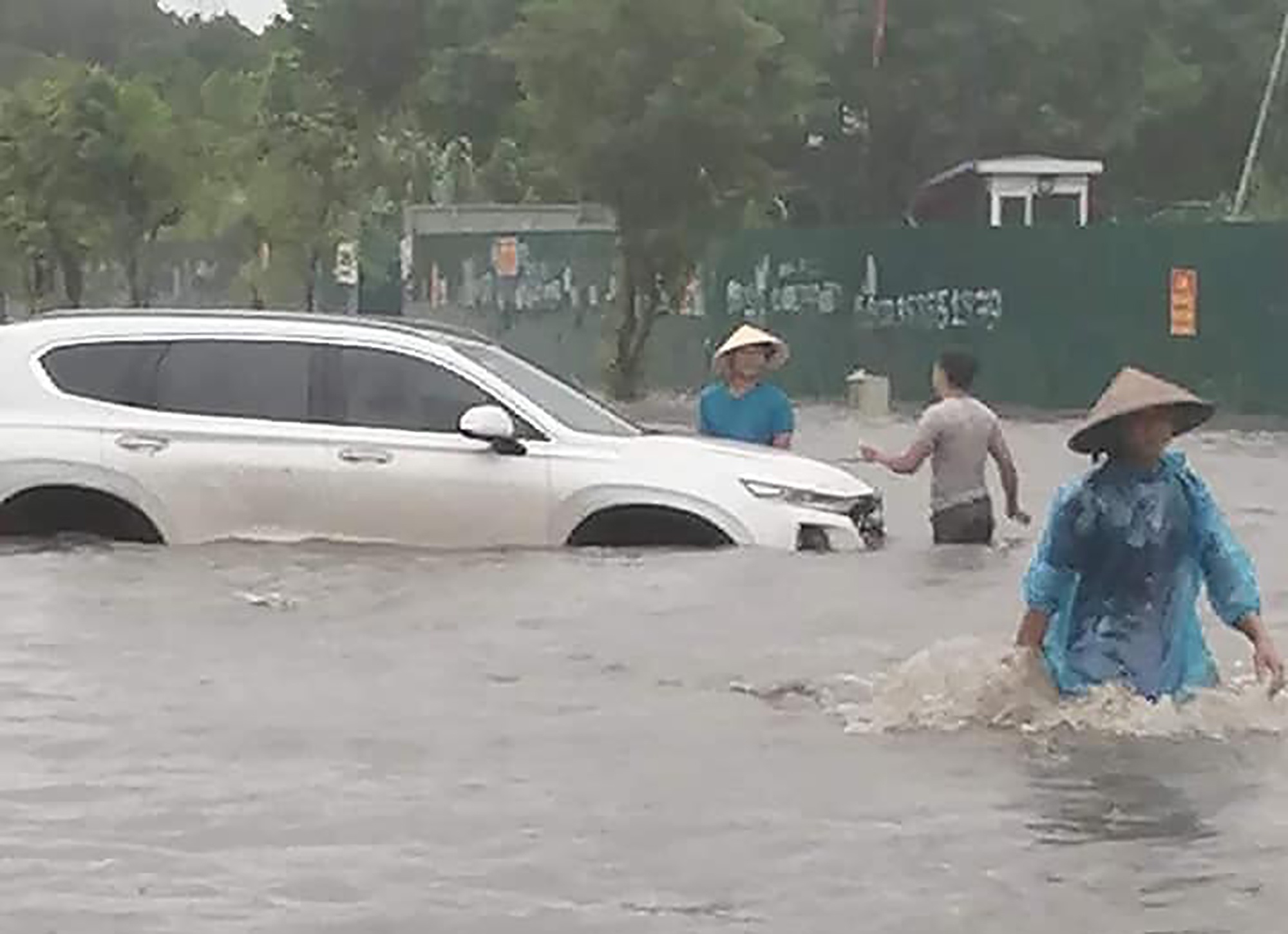 Ha Long chim trong bien nuoc sau tran mua lon hinh anh
