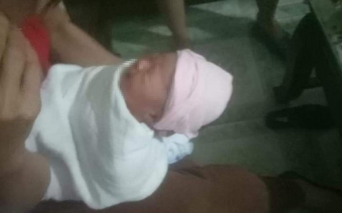 Be so sinh bi bo lai truoc cua nha dan hinh anh