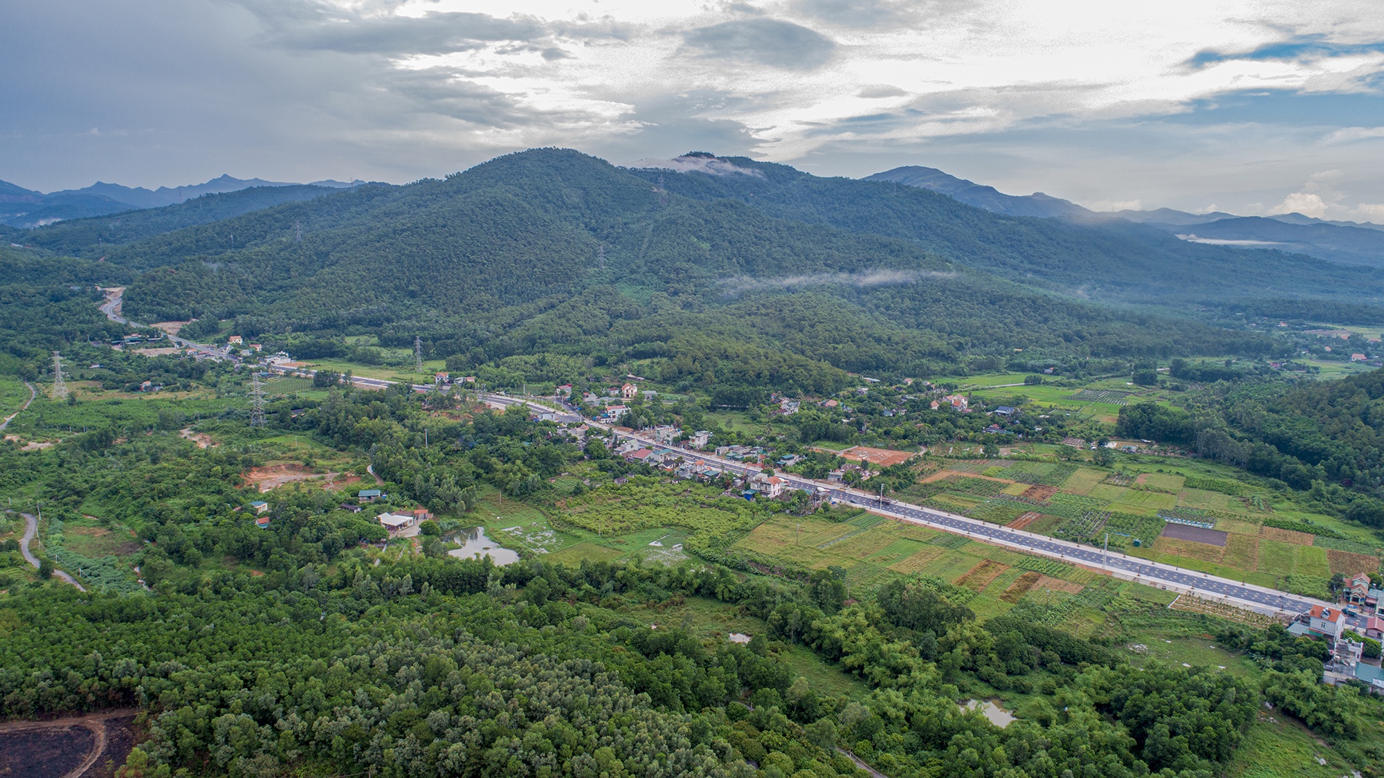 Can canh tuyen duong vao khu di tich Yen Tu anh 5