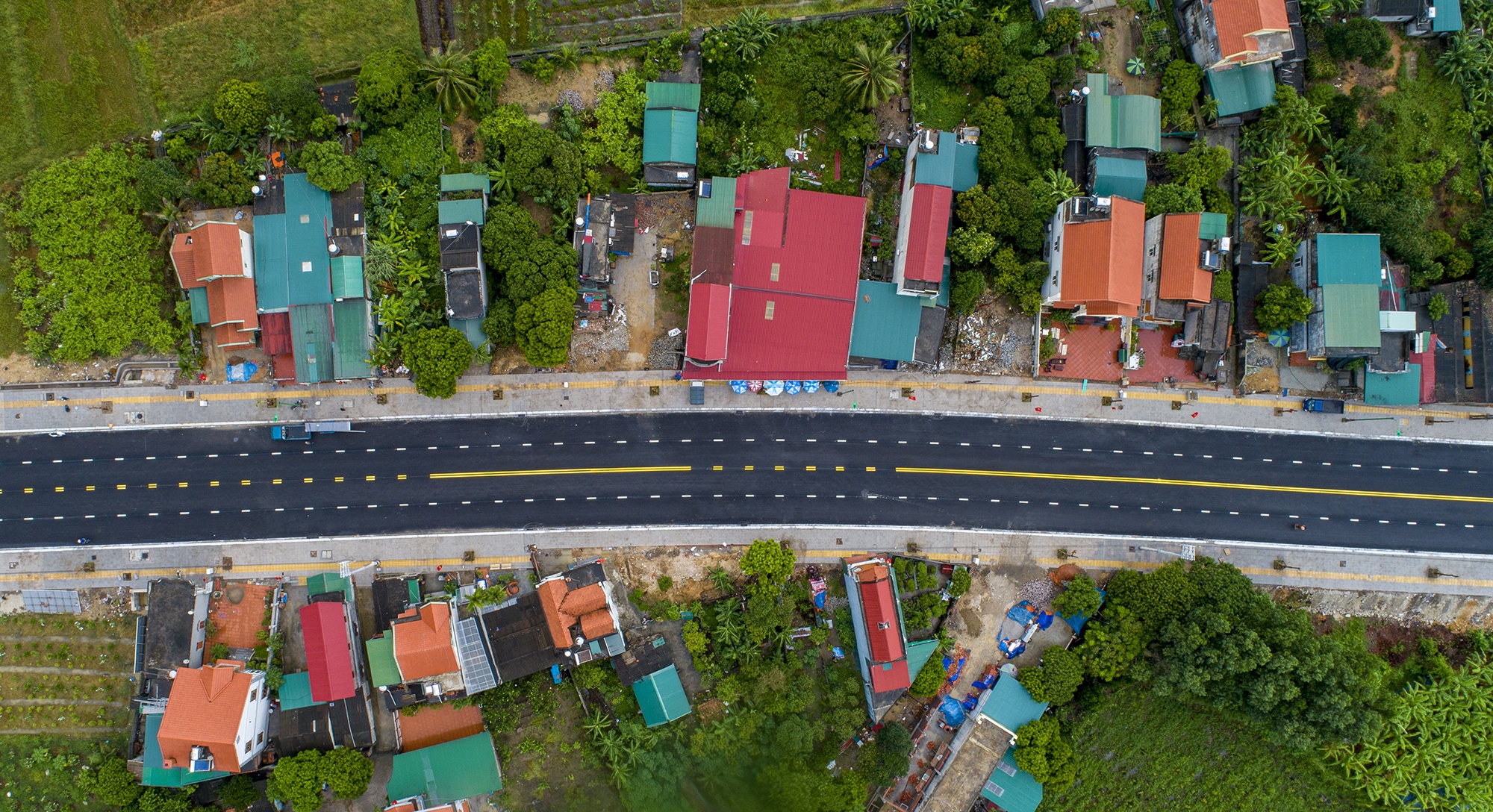 Can canh tuyen duong vao khu di tich Yen Tu anh 7