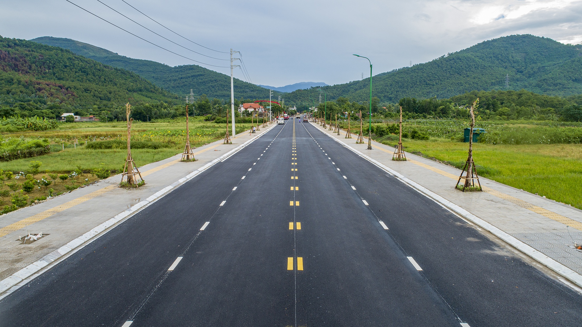 Can canh tuyen duong vao khu di tich Yen Tu anh 2