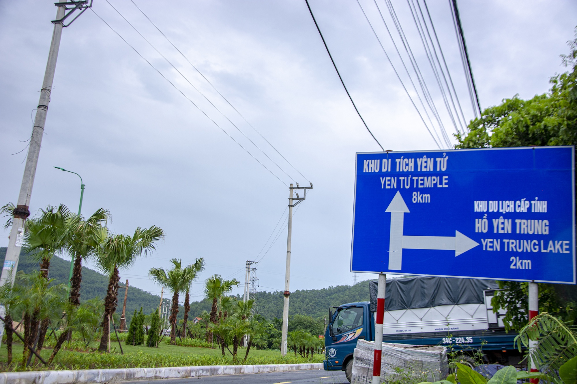 Can canh tuyen duong vao khu di tich Yen Tu anh 12