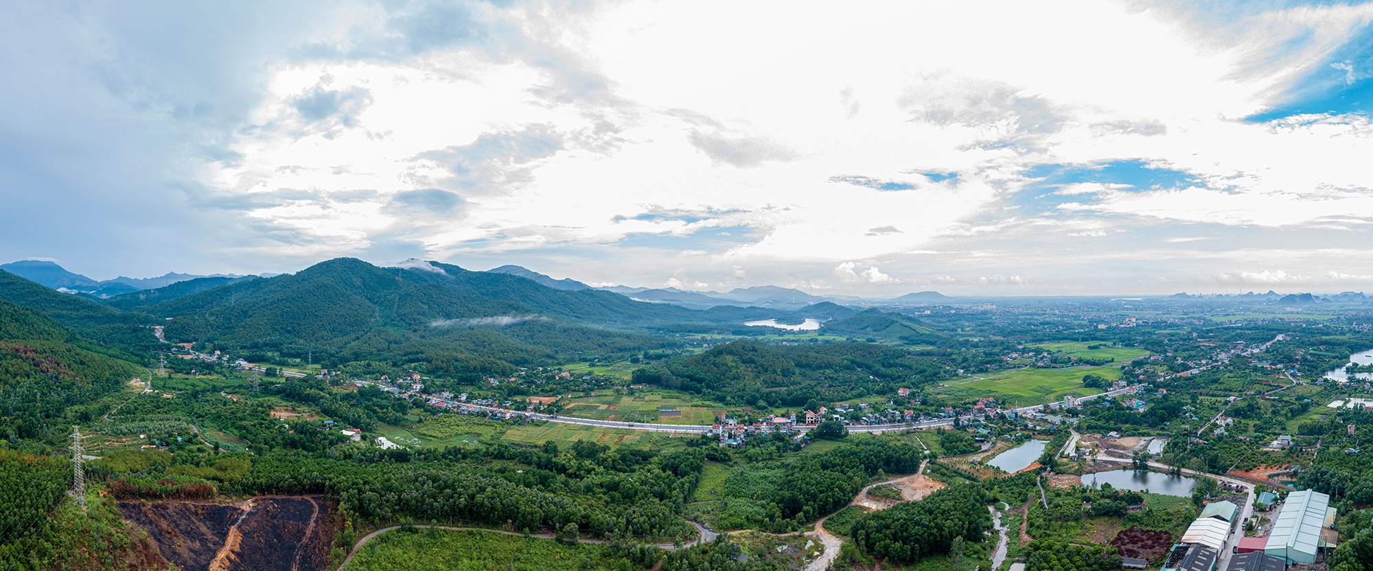 Can canh tuyen duong vao khu di tich Yen Tu anh 1