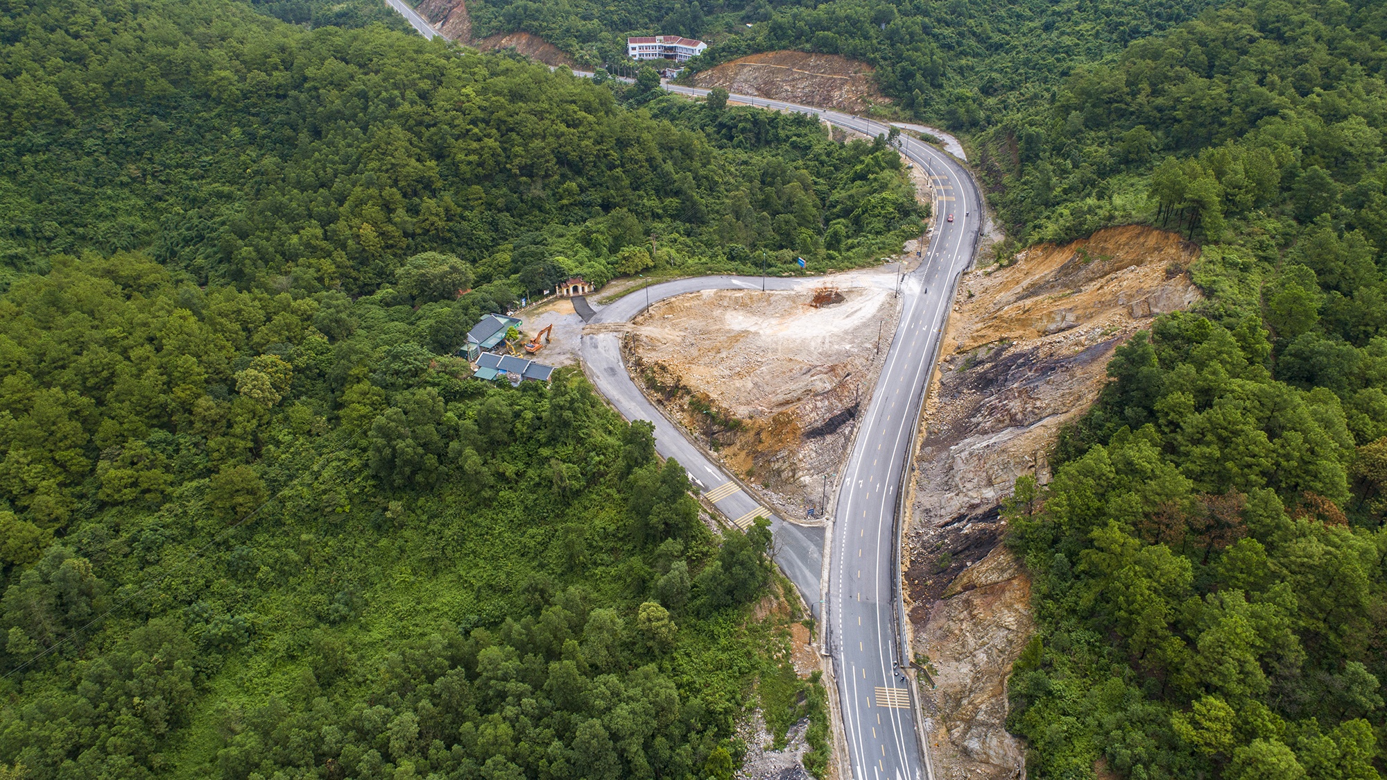 Cận cảnh tuyến đường vào khu di tích Yên Tử ảnh 13 Can canh tuyen duong vao khu di tich Yen Tu anh 13