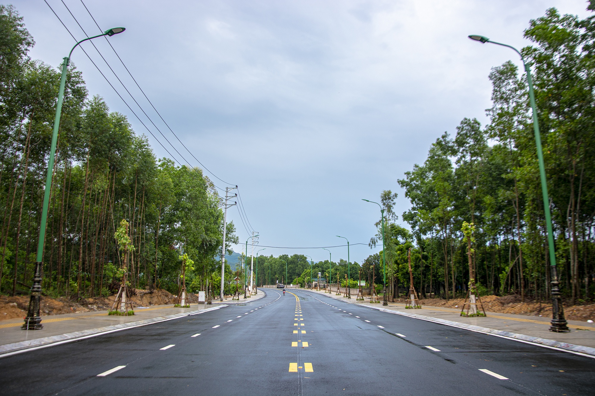 Can canh tuyen duong vao khu di tich Yen Tu anh 4