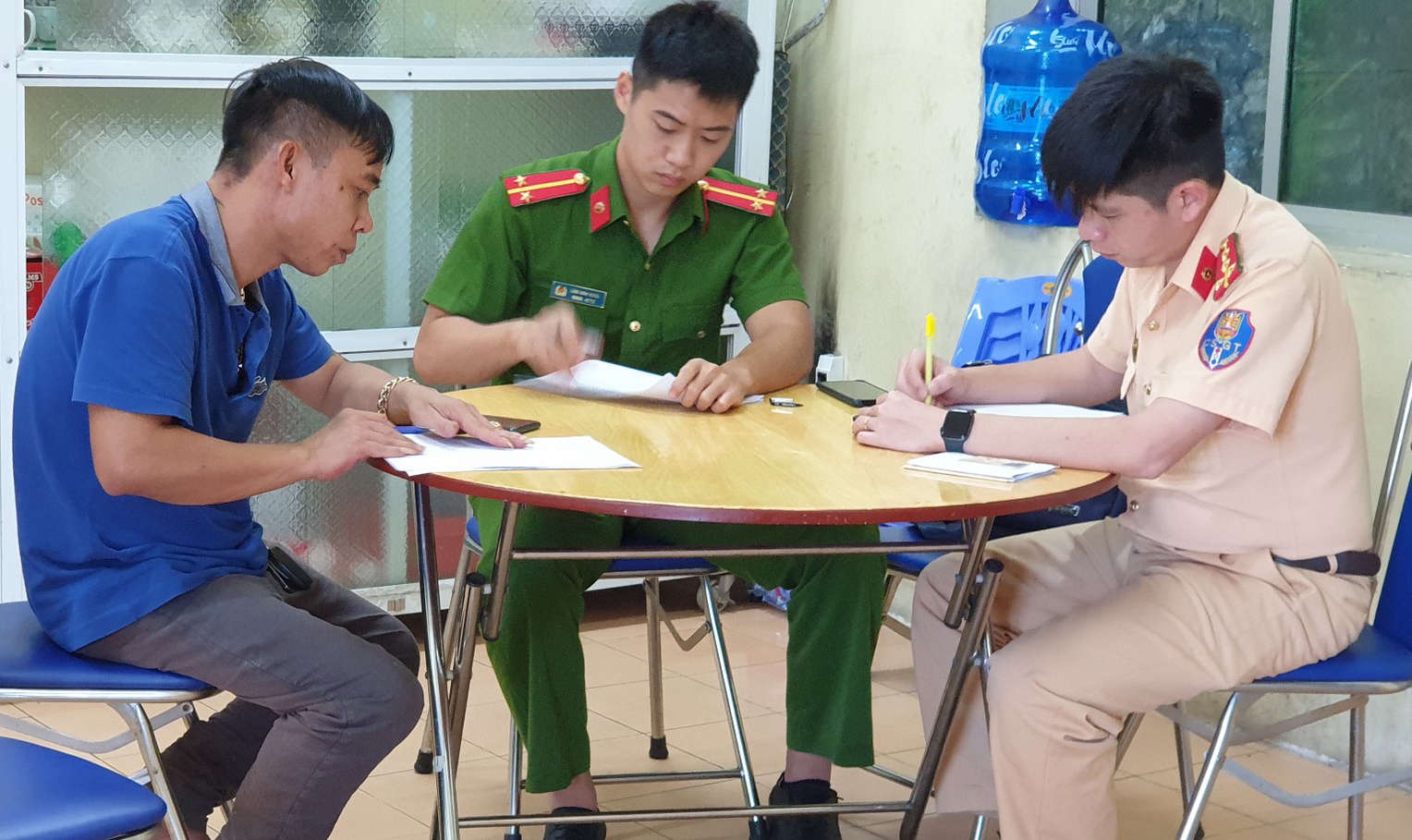 Trieu tap 2 tai xe oto chen ep nhau tren cau Bai Chay hinh anh