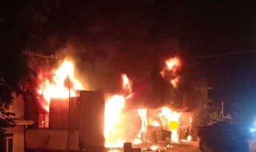 Chay cua hang dien may, 4 nguoi thoat chet hinh anh