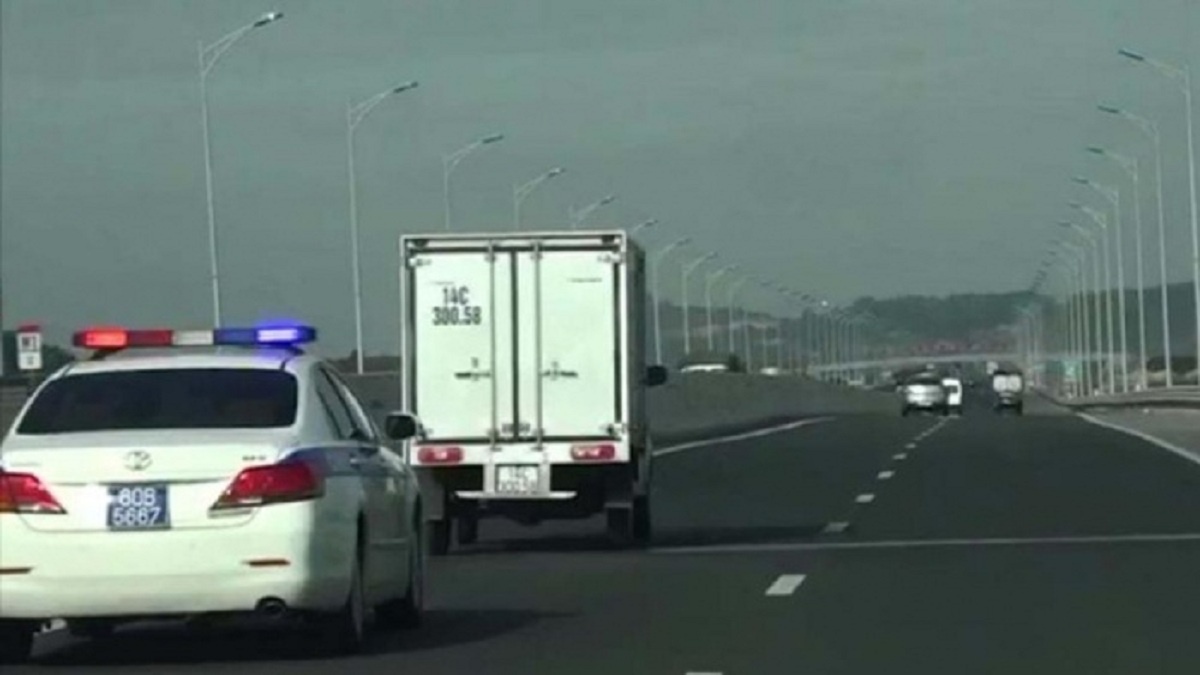 Hai xe tai khong nhuong duong cho CSGT dan doan hinh anh