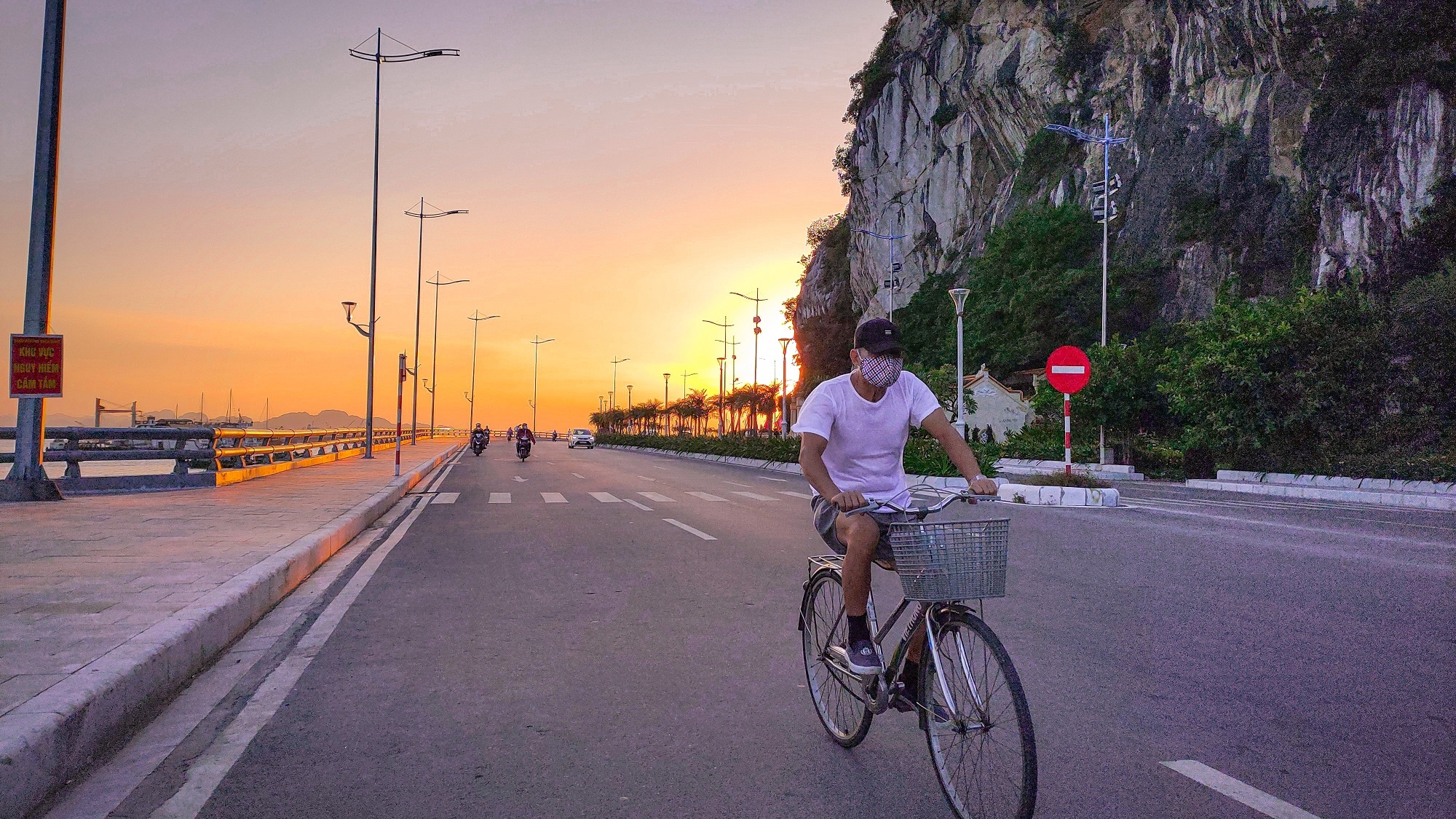 Hoang hon tren cau Bai Tho hinh anh