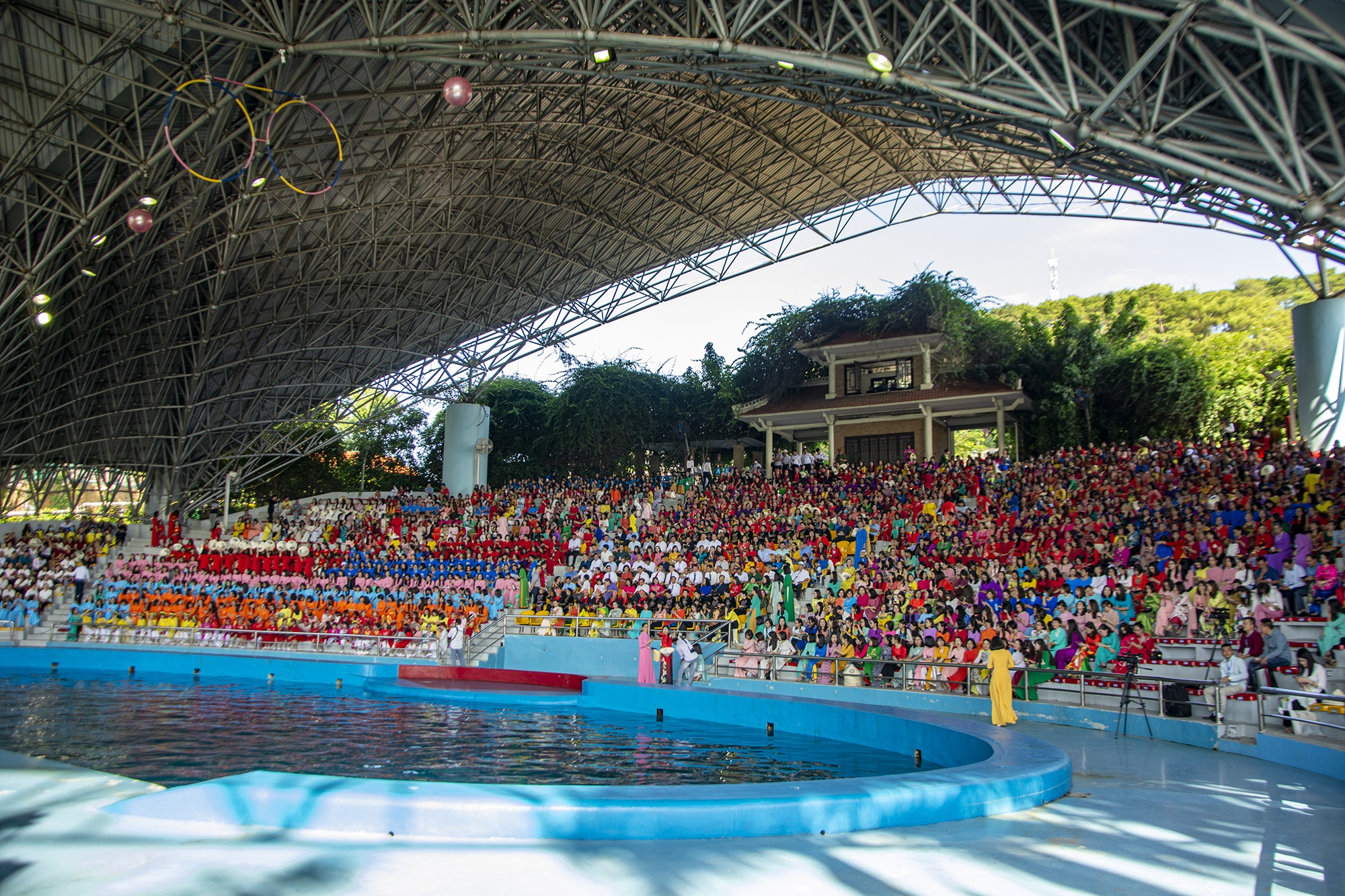 Hon 2.000 chi em mac ao dai bang qua du lich Ha Long anh 1