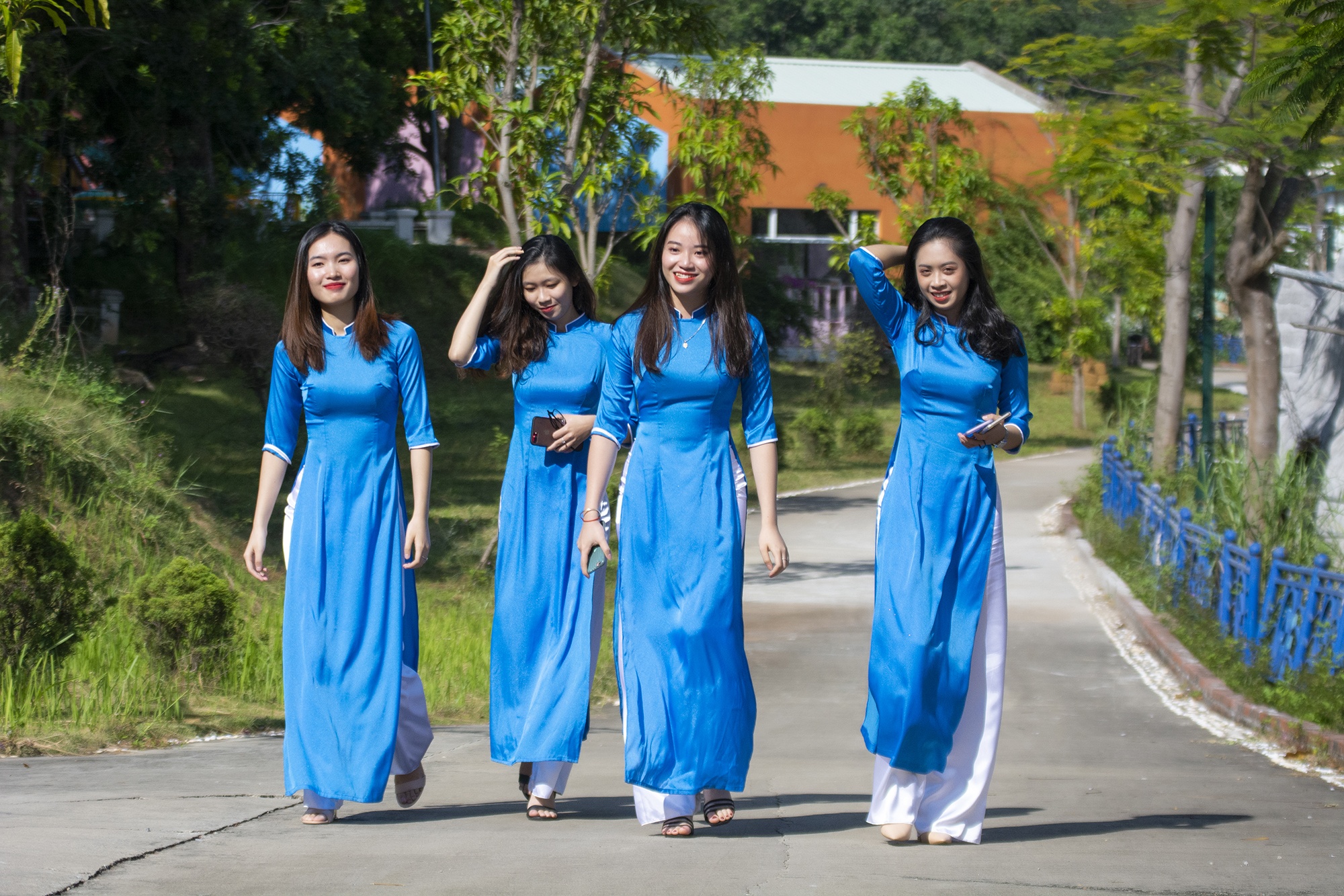 Hon 2.000 chi em mac ao dai bang qua du lich Ha Long anh 2