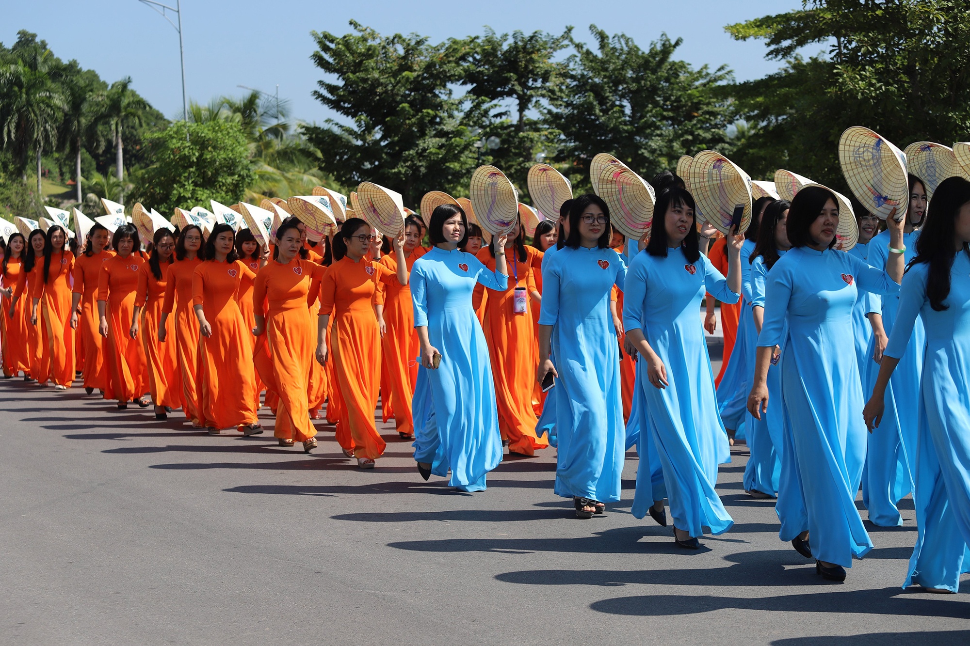 Hon 2.000 chi em mac ao dai quang ba du lich Ha Long hinh anh