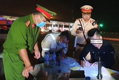 Tai xe oto duong tinh voi ma tuy hinh anh