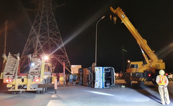 Oto cho cong nhan bi lat do xe tai tong tu phia sau hinh anh