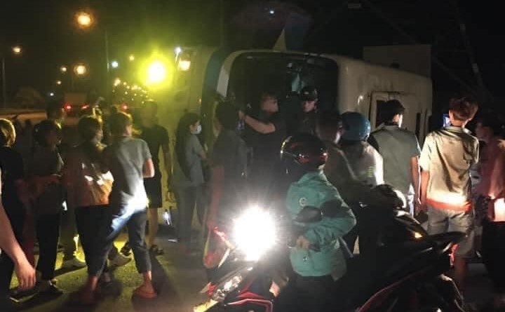 Lat xe khach, mot nguoi tu vong hinh anh