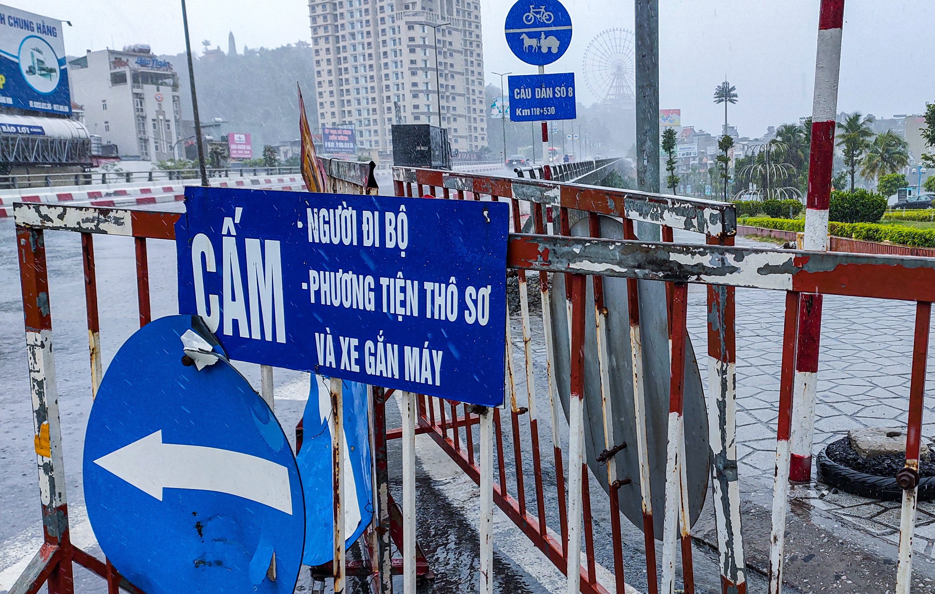 Cam xe may qua cau Bai Chay hinh anh