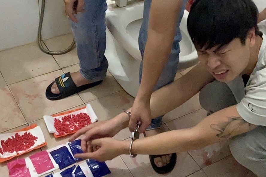 Vut 3.600 vien thuoc lac vao bon cau hong phi tang hinh anh