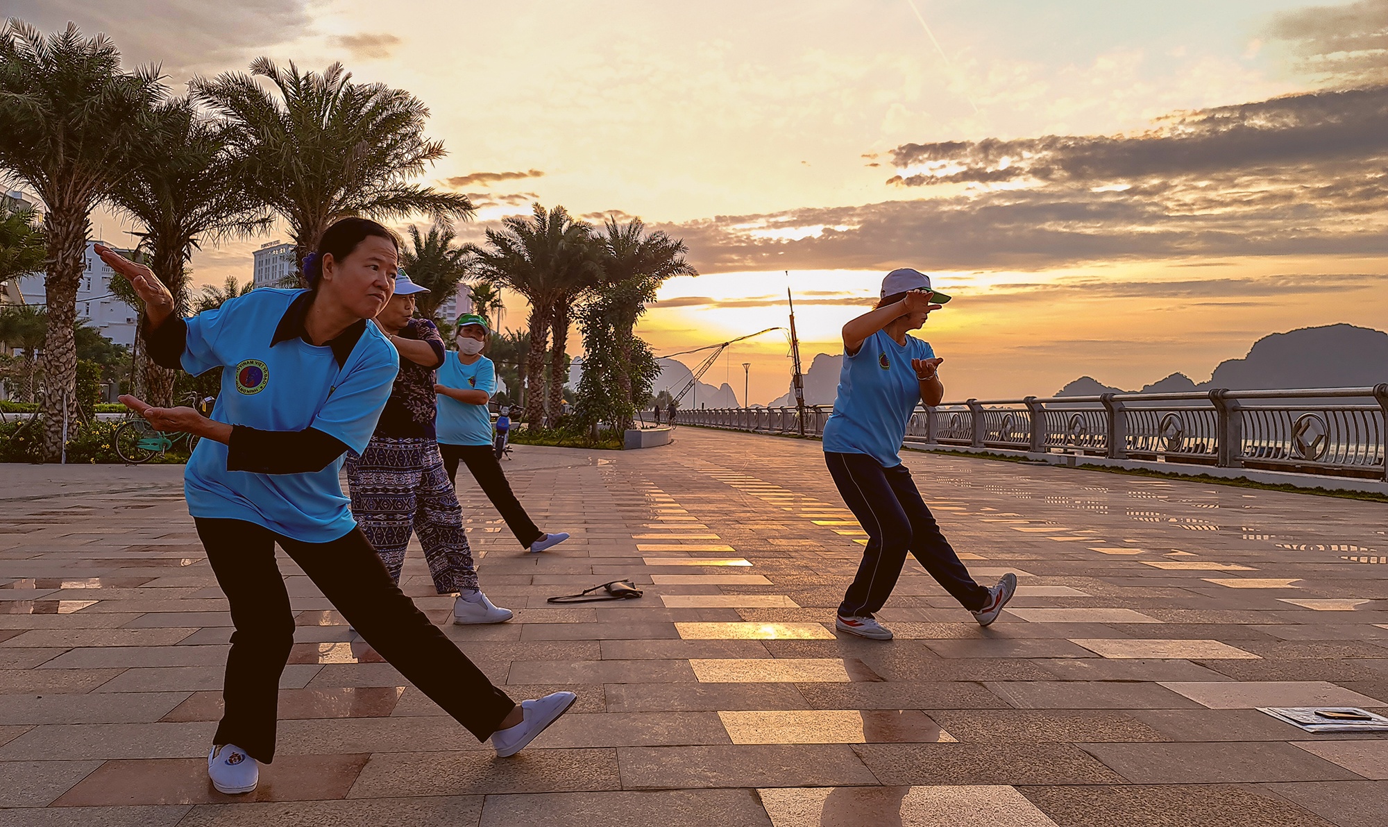 Tap the duc tren tuyen duong ven di san vinh Ha Long hinh anh