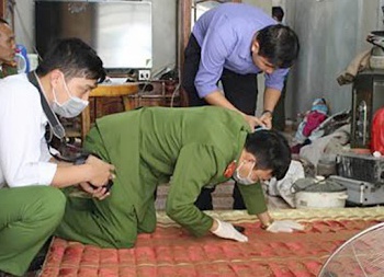 Nguoi dan ong tu vong canh sung hoa cai hinh anh