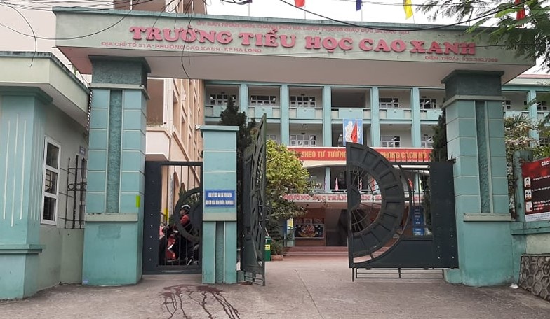 Phu huynh danh nhau tai cong truong hinh anh